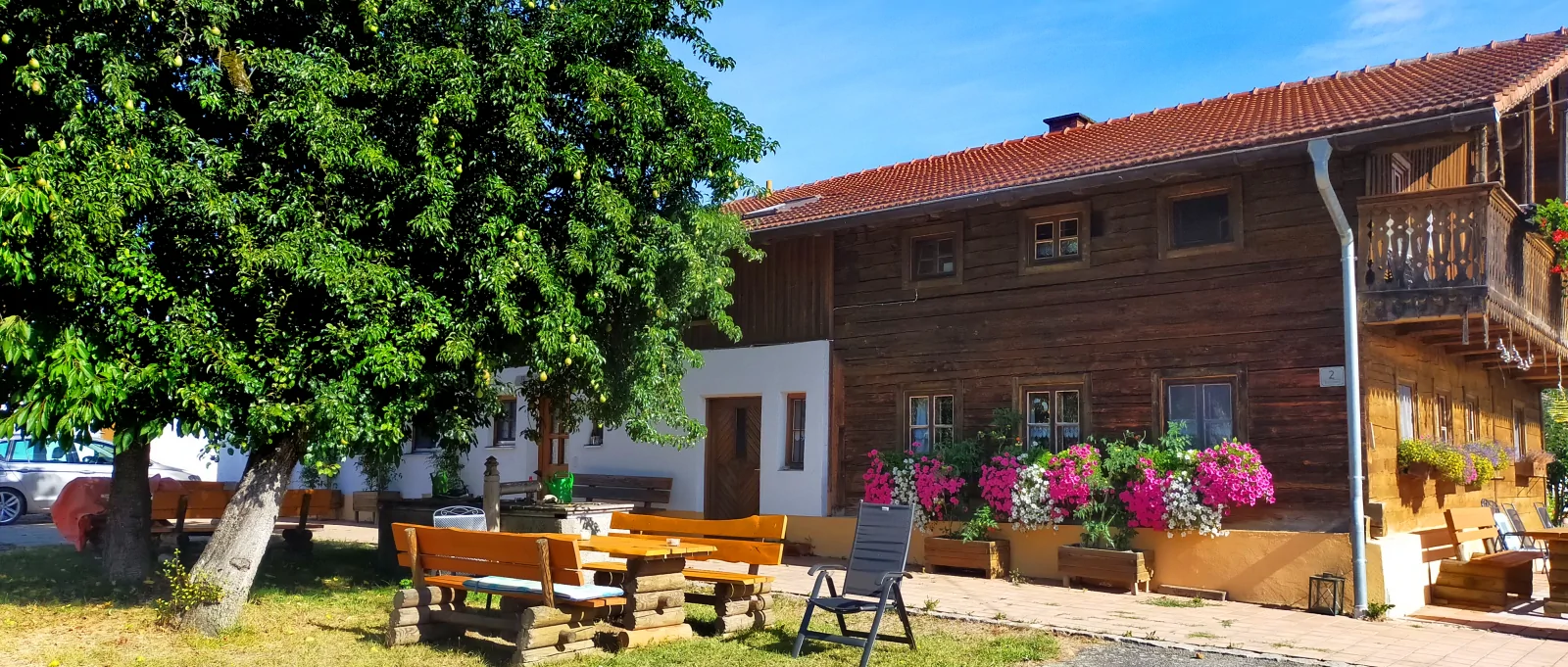 kienberger-bauernhof-ferienhaus-baum-sitzgruppe-ansicht